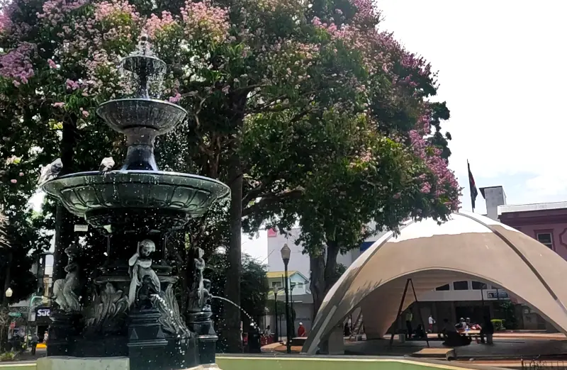 fuente de agua en parque de alajuela centro